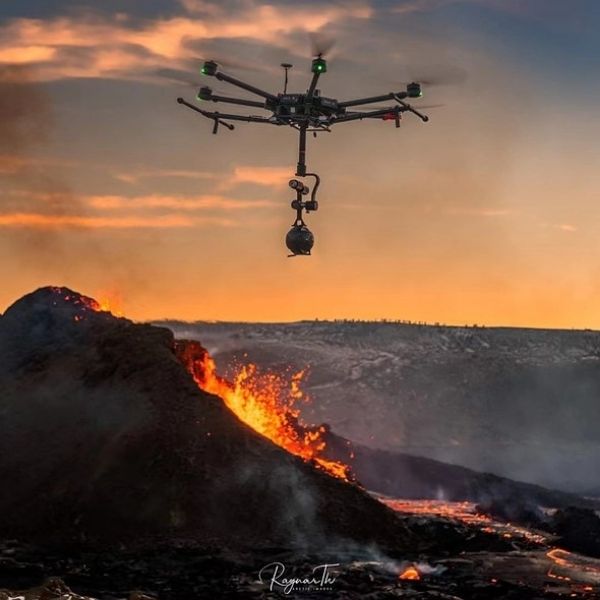 dron-volando-encima-volca-con-lava