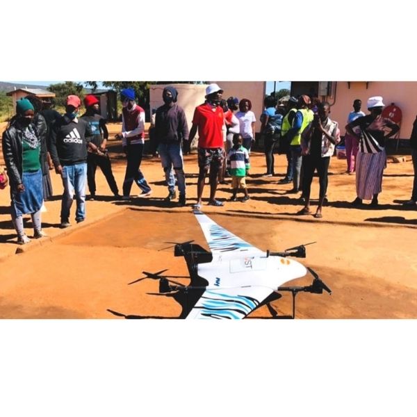 dron-población-botswana-mirando-cómo-trabaja