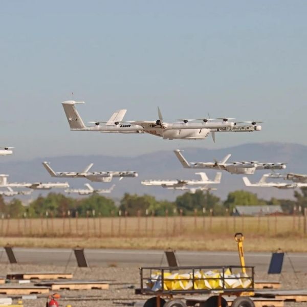flota-drones-realizando-pruebas-de-posición